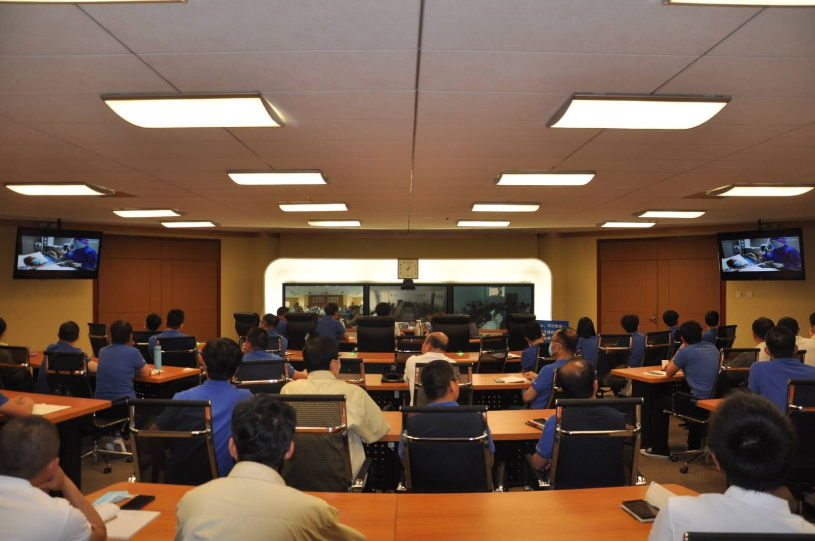 全国人大代表、金晶集团董事长王刚传达全国“两会”精神