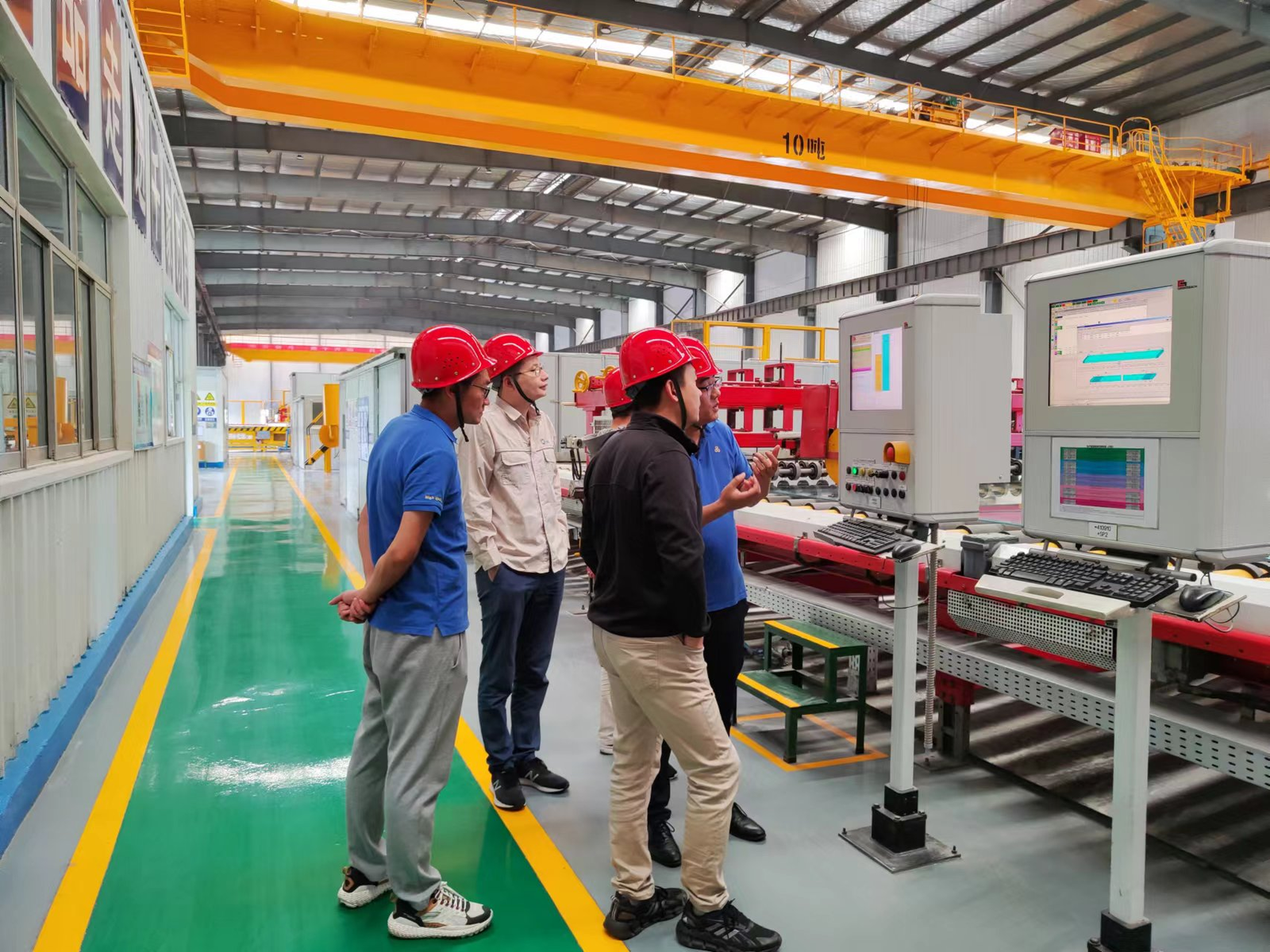 协鑫光电董事长范斌一行来金晶交流